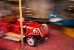 Carousel;-Central-pole;-Creative-photography;-Funfair;-Kaleidos;-Kaleidos-images;-La-parole-à-limage;-Merry-go-round;-Motion-blur;-Panning-photography;-Paris;-Rotation;-Stories-Pictures;-Tarek-Charara;-Toy-car